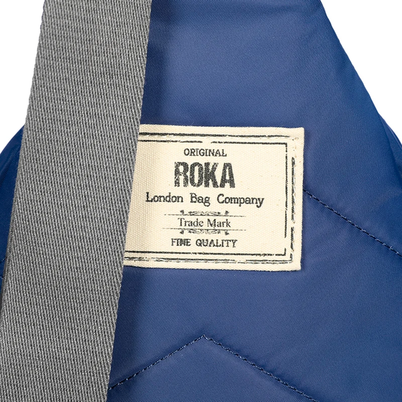 ROKA Willesden Große Tasche aus recyceltem Nylon – Rostblau