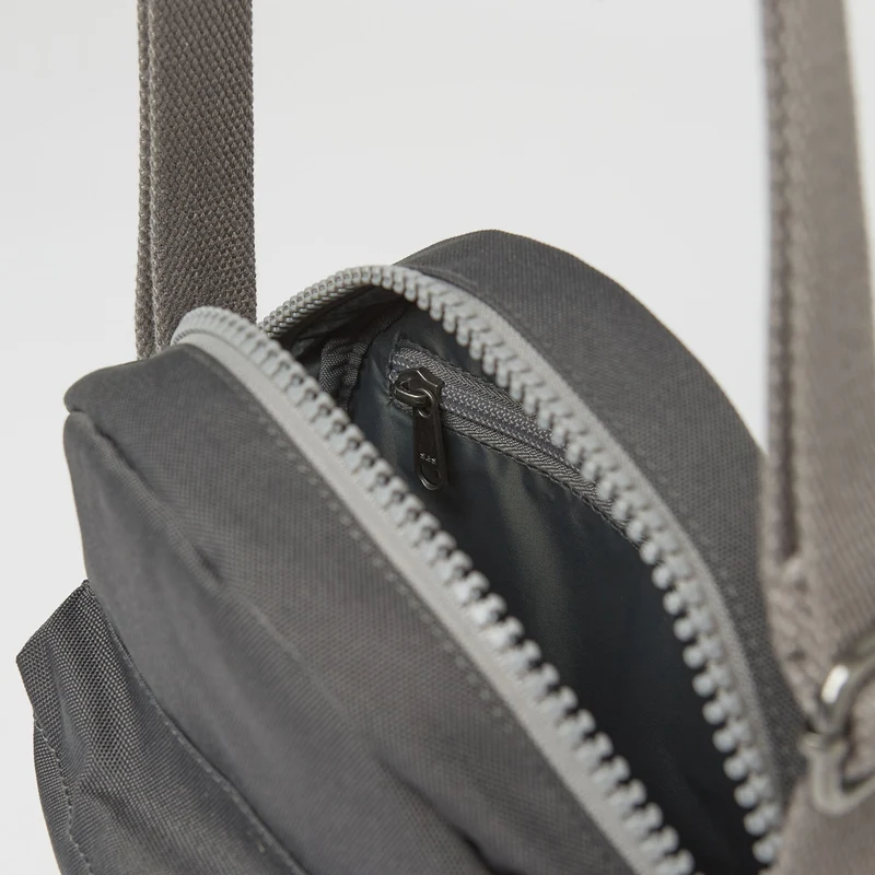 ROKA Paddington B Carbon Kleine Tasche aus recyceltem Canvas