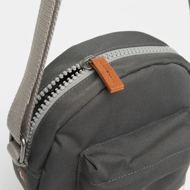 ROKA Paddington B Carbon Kleine Tasche aus recyceltem Canvas