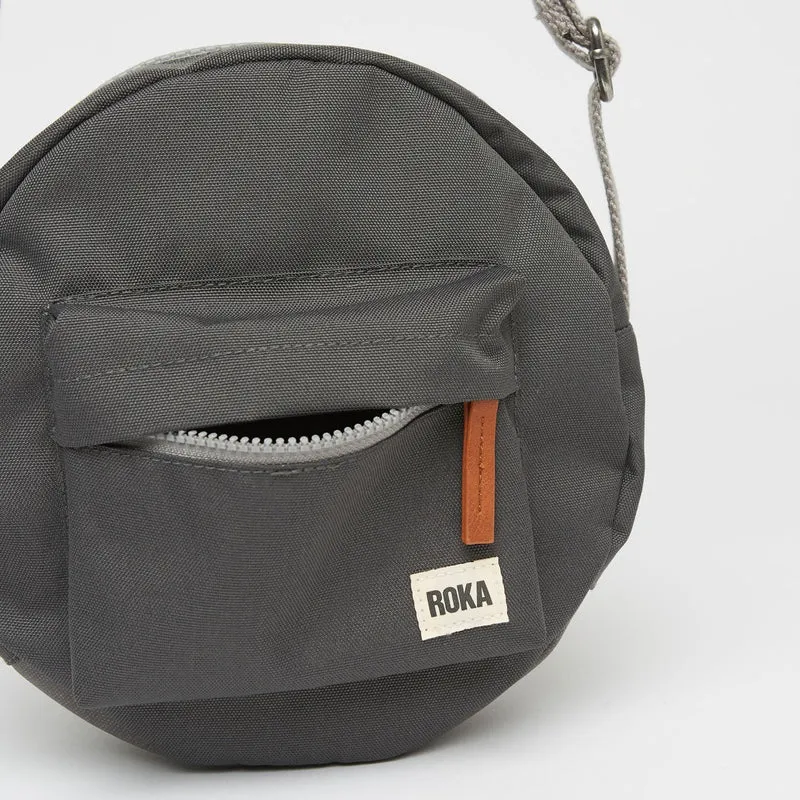 ROKA Paddington B Carbon Kleine Tasche aus recyceltem Canvas