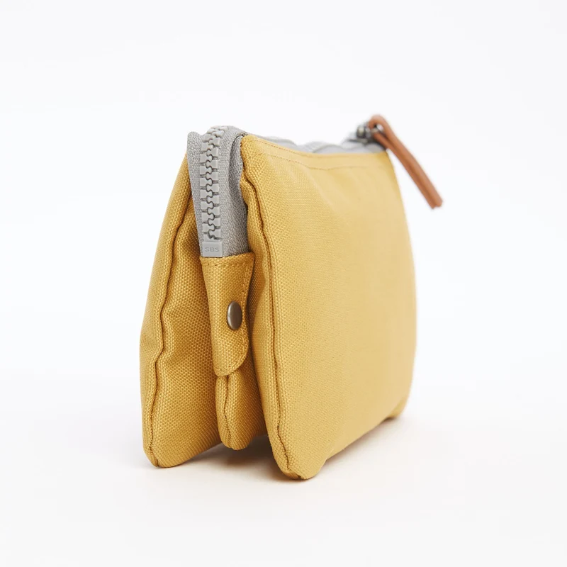 ROKA Carnaby Kleine Handtasche aus recyceltem Leinen, Modell Flax