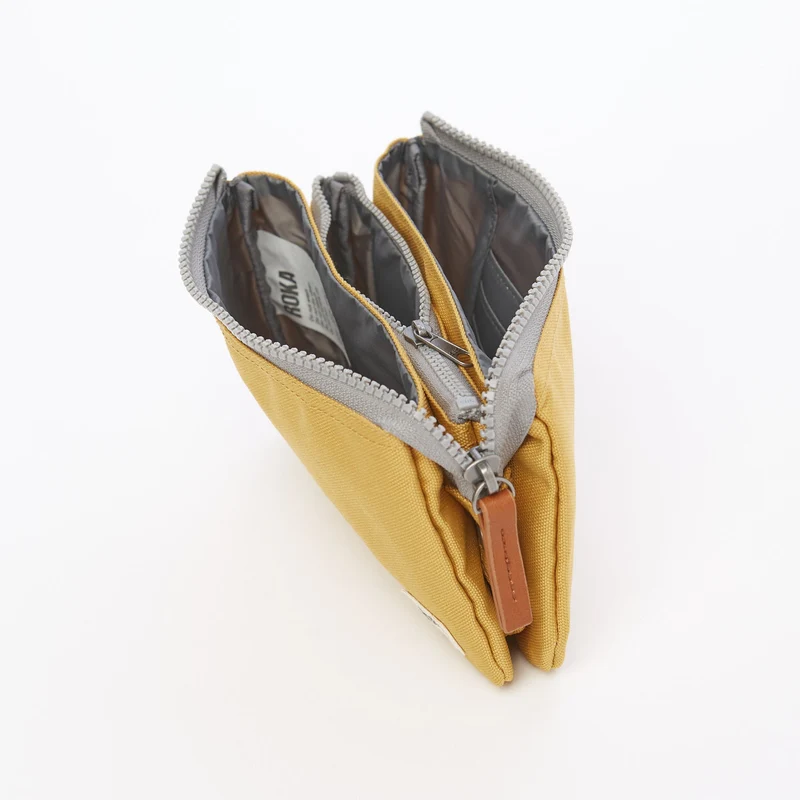 ROKA Carnaby Kleine Handtasche aus recyceltem Leinen, Modell Flax