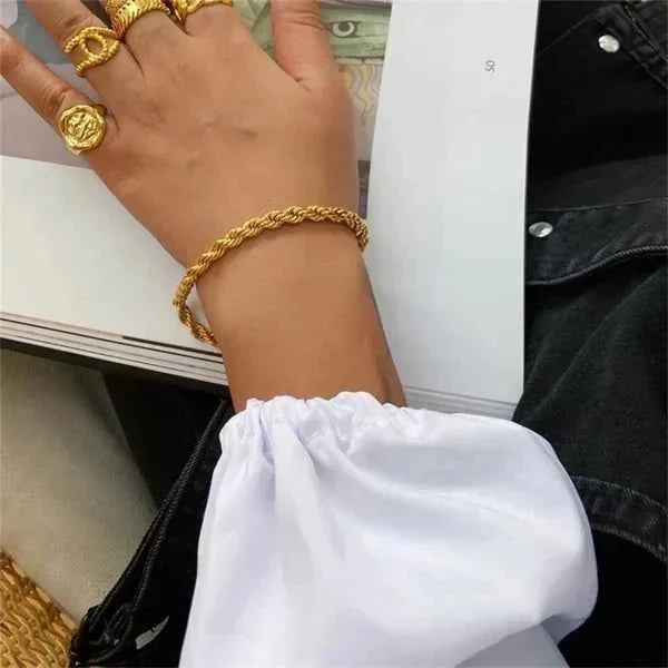 Goldenes Kettenarmband