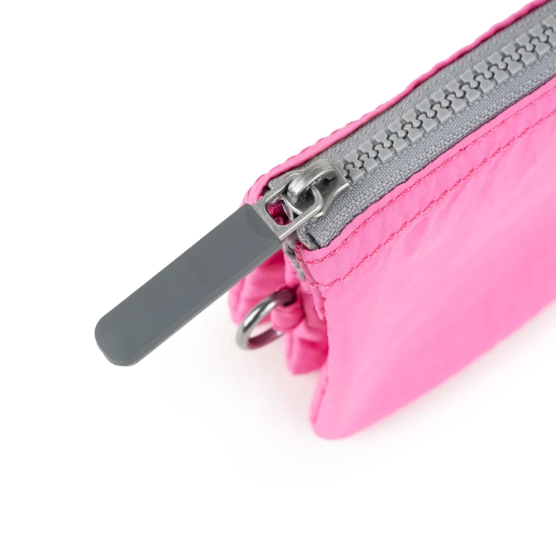 ROKA Carnaby Kleine, pinkfarbene Geldbörse aus recyceltem Taslon