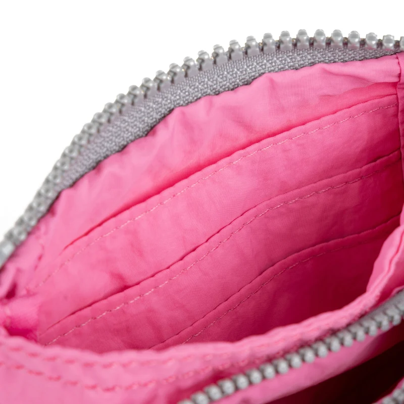ROKA Carnaby Kleine, pinkfarbene Geldbörse aus recyceltem Taslon