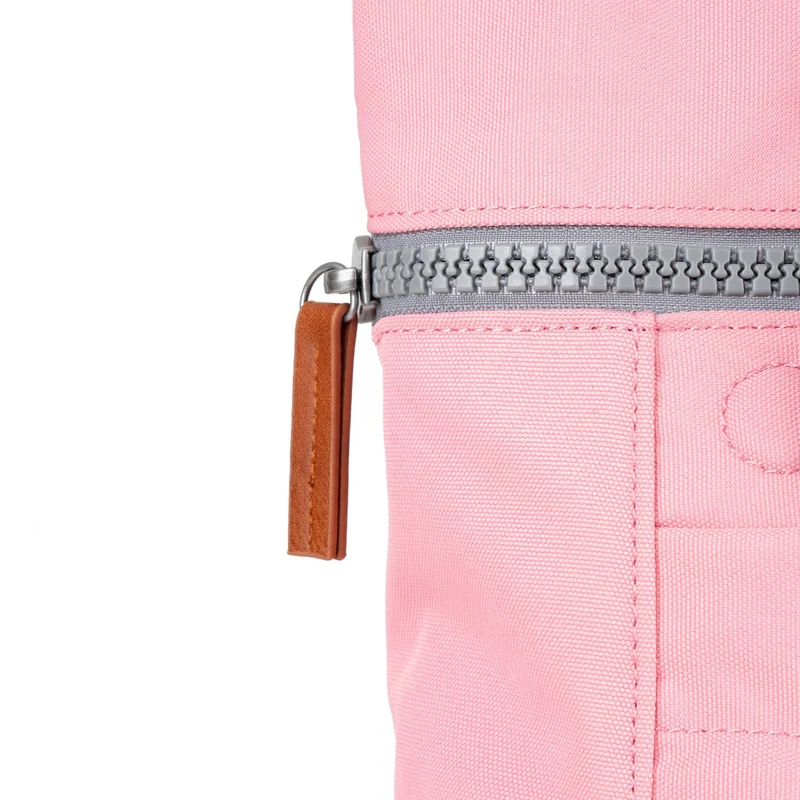 ROKA Finchley Eine kleine Tasche aus recyceltem Canvas mit Rosenmuster