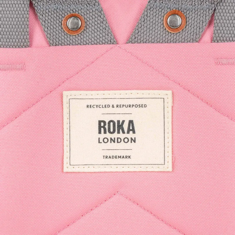 ROKA Finchley Eine kleine Tasche aus recyceltem Canvas mit Rosenmuster