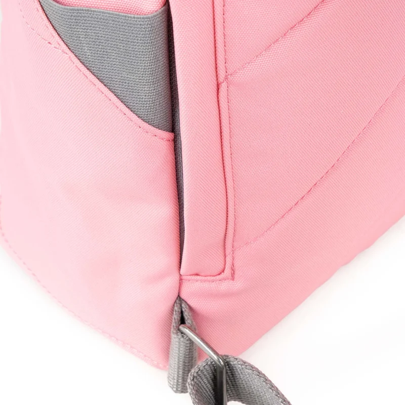 ROKA Finchley Eine kleine Tasche aus recyceltem Canvas mit Rosenmuster