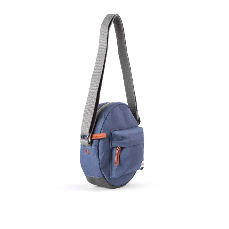 ROKA Paddington B Airforce Kleine Tasche aus recyceltem Canvas