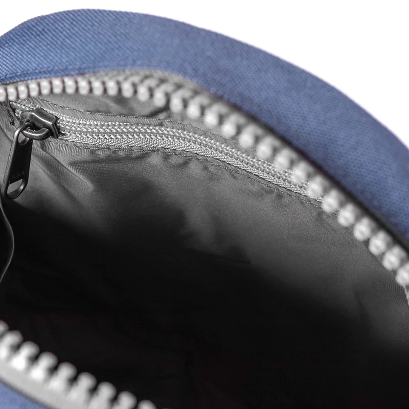 ROKA Paddington B Airforce Kleine Tasche aus recyceltem Canvas