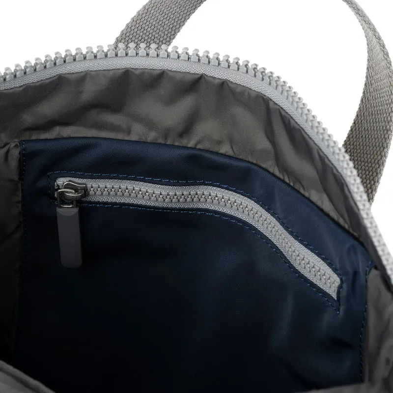 ROKA Kreativer Abfall Canfield B Midnight/Avocado Medium Tasche aus recyceltem Nylon
