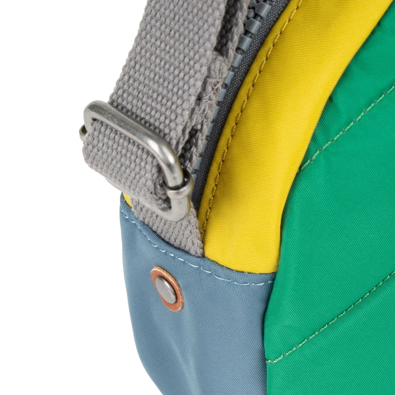 ROKA Kreativer Abfall Paddington B Kleine Tasche aus recyceltem Nylon, Edition 4