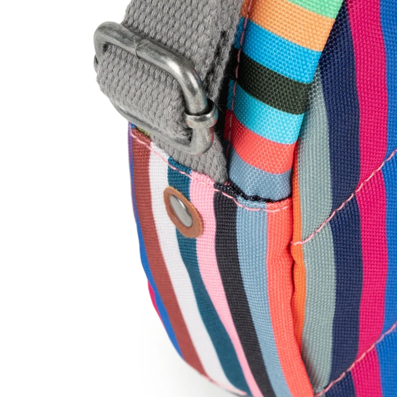 ROKA Paddington Kleine Tasche aus recyceltem Canvas mit mehreren Streifen von B