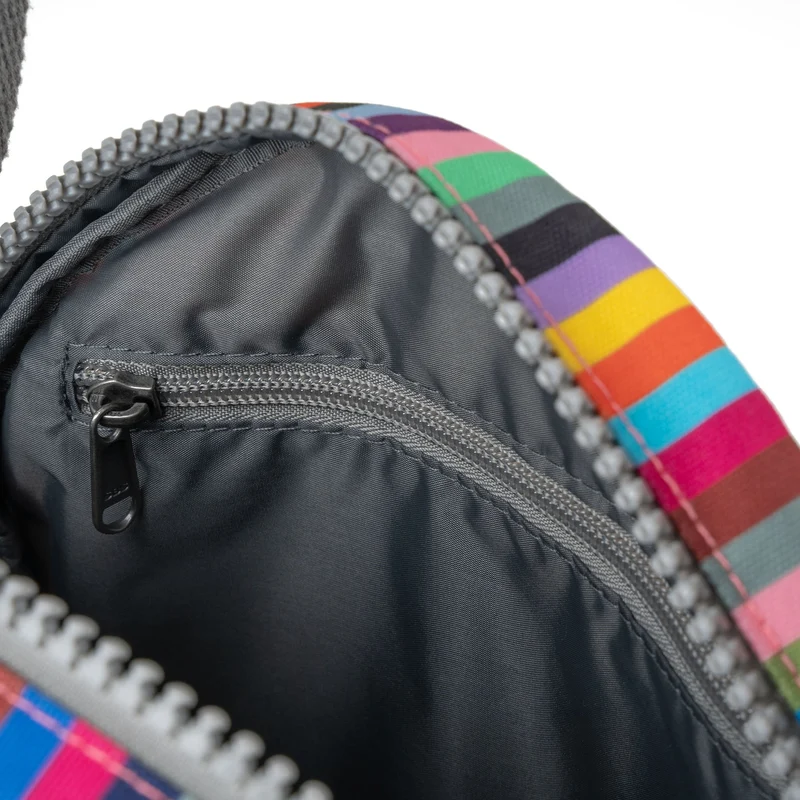 ROKA Paddington Kleine Tasche aus recyceltem Canvas mit mehreren Streifen von B