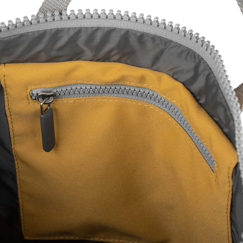 ROKA Waterhouse Flax Mittelgroße Tasche aus recyceltem Canvas