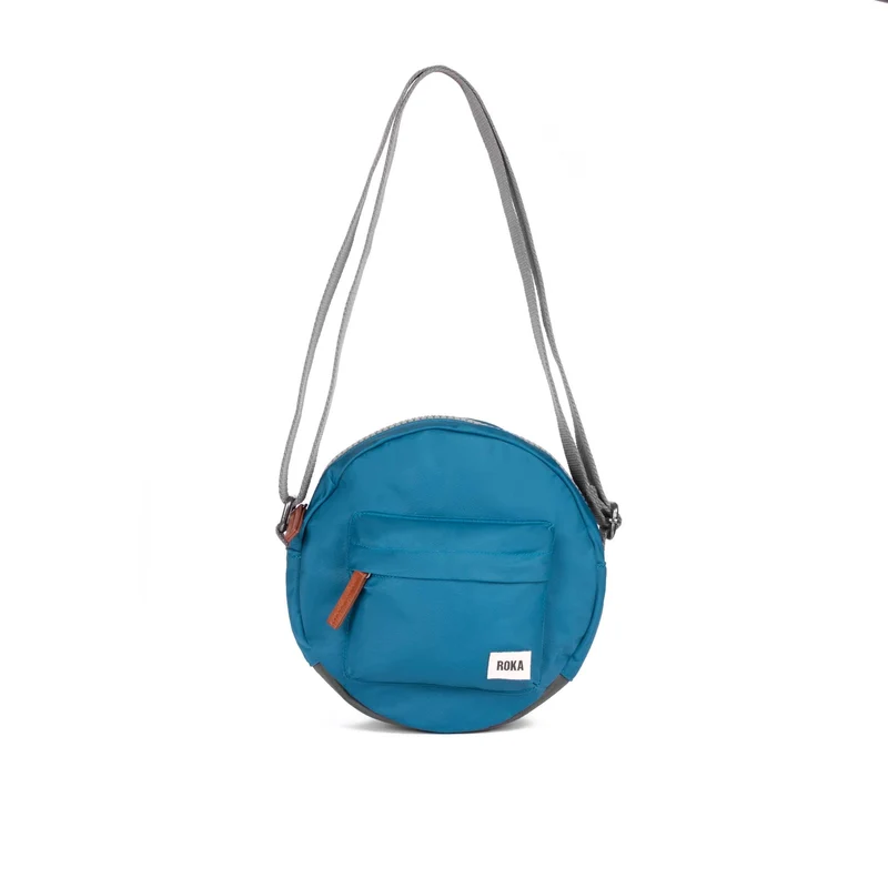 ROKA Paddington B Marine Kleine Tasche aus recyceltem Nylon