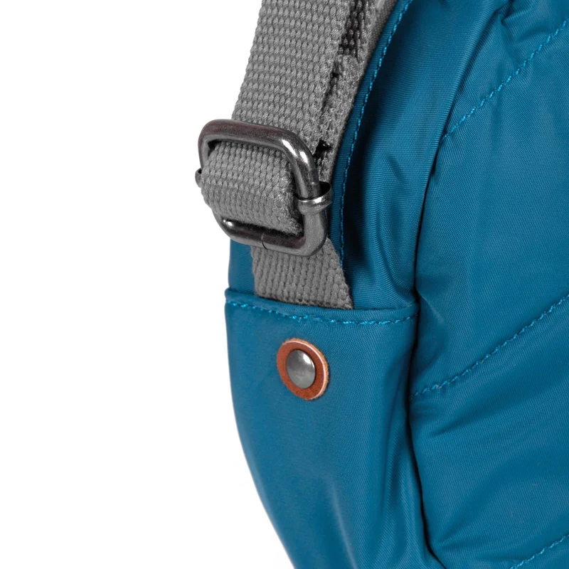 ROKA Paddington B Marine Kleine Tasche aus recyceltem Nylon