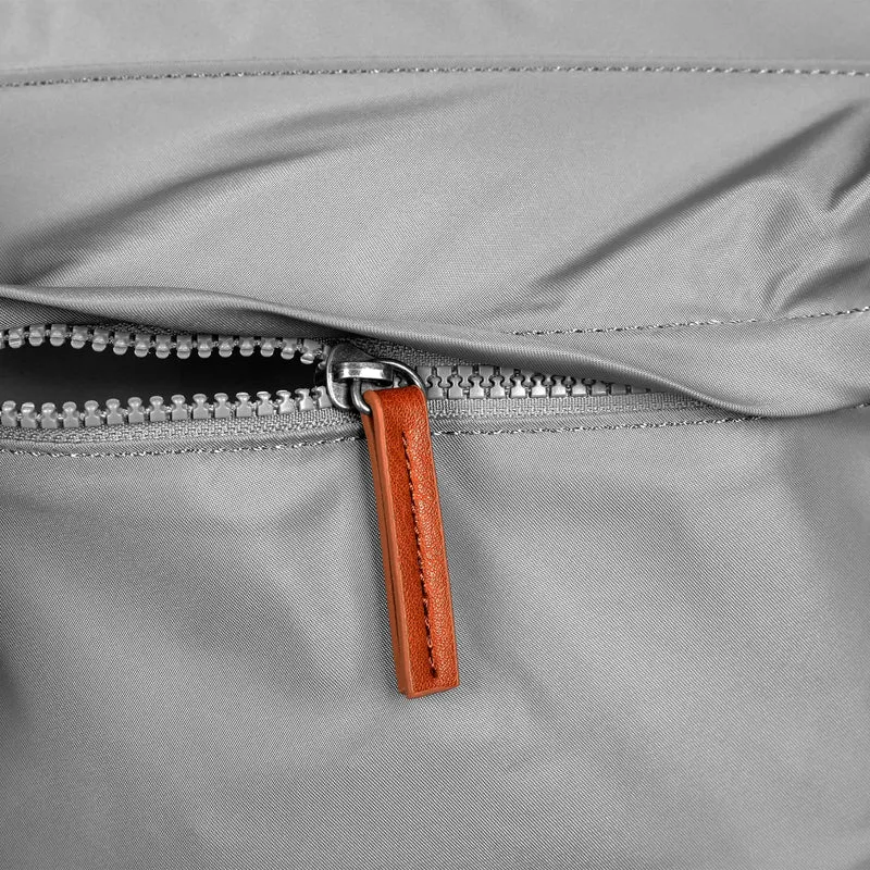 ROKA Kennington B Stormy Medium Tasche aus recyceltem Nylon
