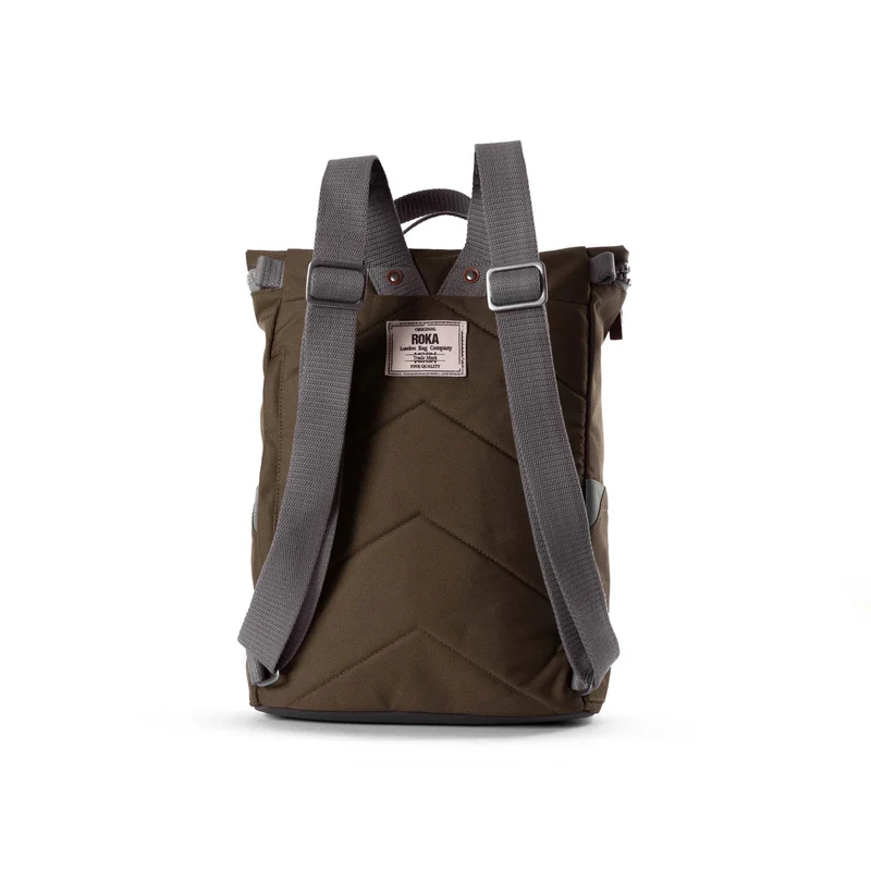 ROKA Finchley Eine mittelgroße Tasche aus recyceltem Canvas in der Farbe Moosgrün