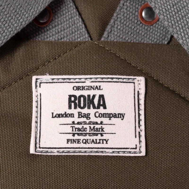 ROKA Finchley Eine mittelgroße Tasche aus recyceltem Canvas in der Farbe Moosgrün