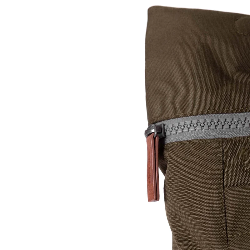 ROKA Finchley Eine mittelgroße Tasche aus recyceltem Canvas in der Farbe Moosgrün