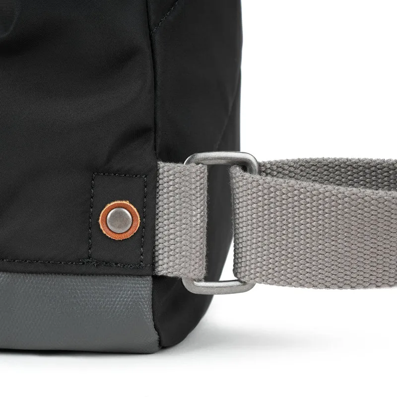 ROKA Kreativer Abfall Bantry B Marine/schwarz Kleine Tasche aus recyceltem Nylon