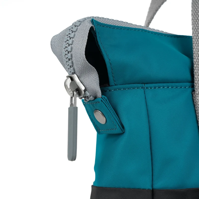 ROKA Kreativer Abfall Bantry B Marine/schwarz Kleine Tasche aus recyceltem Nylon
