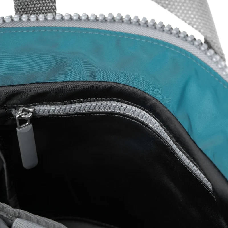 ROKA Kreativer Abfall Bantry B Marine/schwarz Kleine Tasche aus recyceltem Nylon