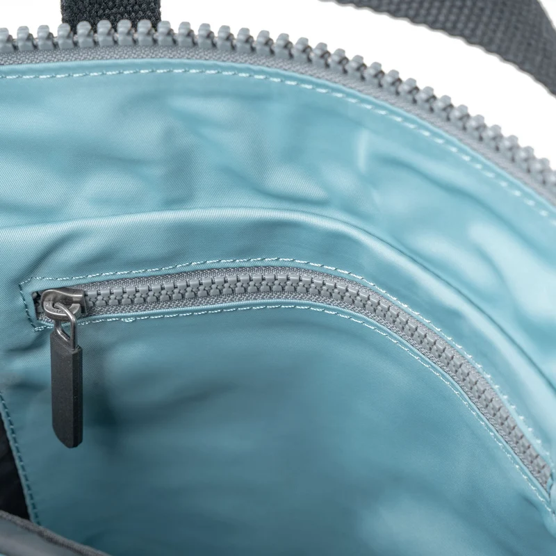 ROKA Black Label Bantry B Spearmint Kleine Tasche aus recyceltem Nylon