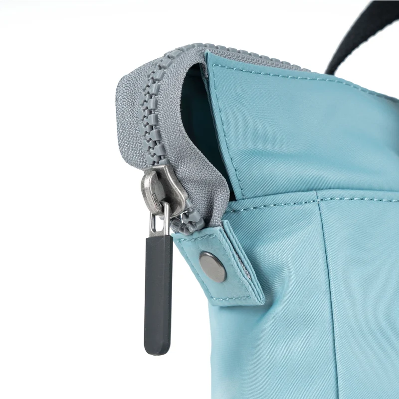 ROKA Black Label Bantry B Spearmint Kleine Tasche aus recyceltem Nylon