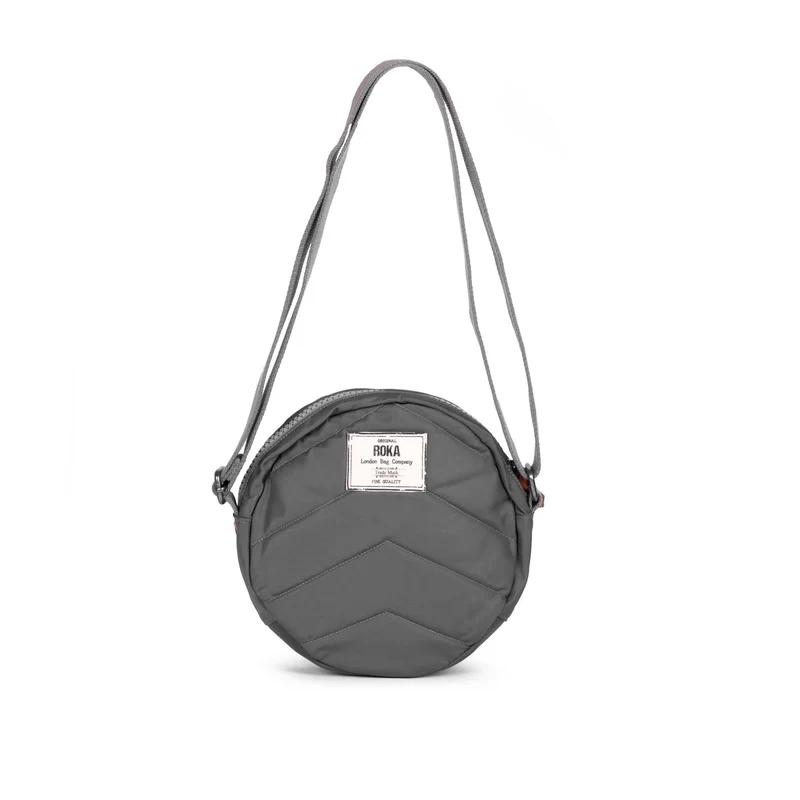 ROKA Paddington B Graphite Kleine Tasche aus recyceltem Nylon