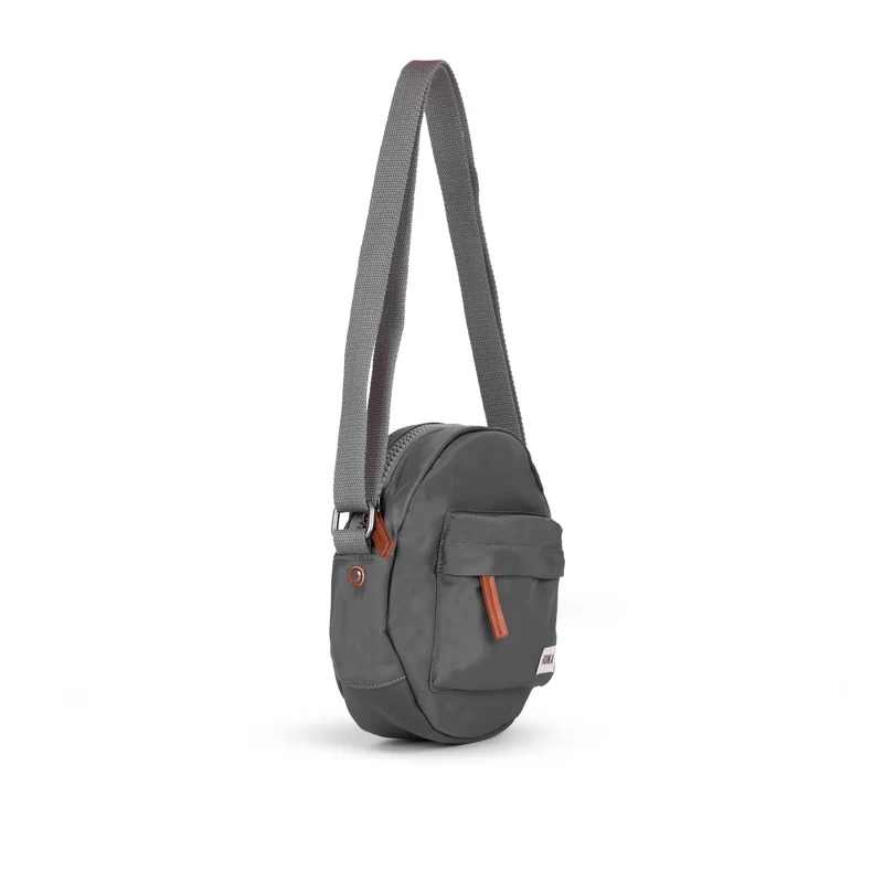 ROKA Paddington B Graphite Kleine Tasche aus recyceltem Nylon