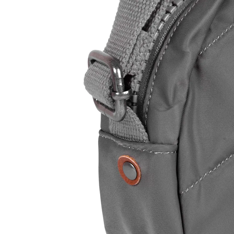 ROKA Paddington B Graphite Kleine Tasche aus recyceltem Nylon