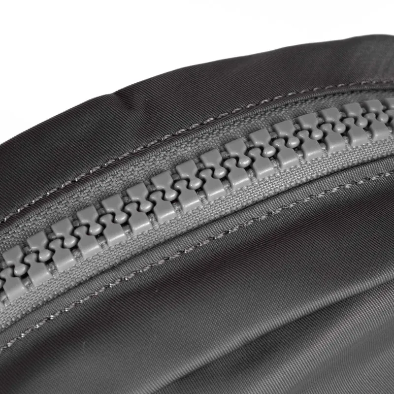 ROKA Paddington B Graphite Kleine Tasche aus recyceltem Nylon