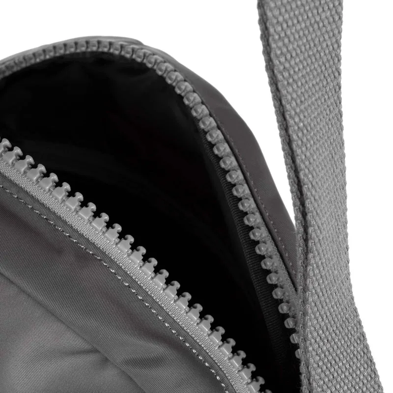 ROKA Paddington B Graphite Kleine Tasche aus recyceltem Nylon