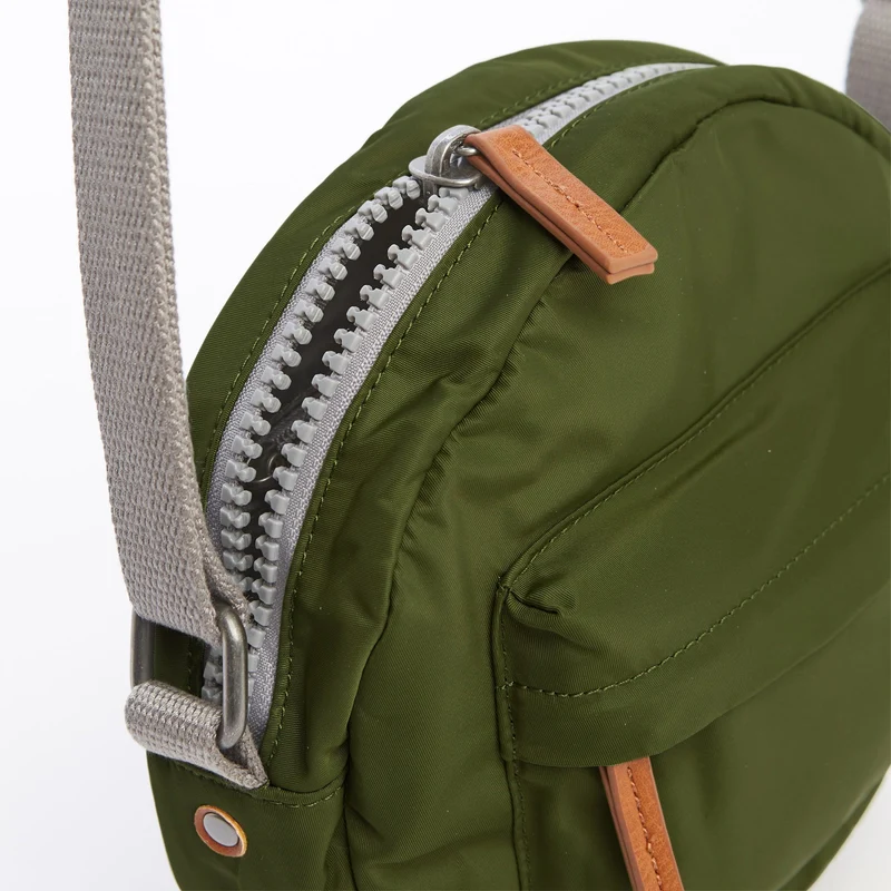 ROKA Paddington B Avocado Kleine Tasche aus recyceltem Nylon