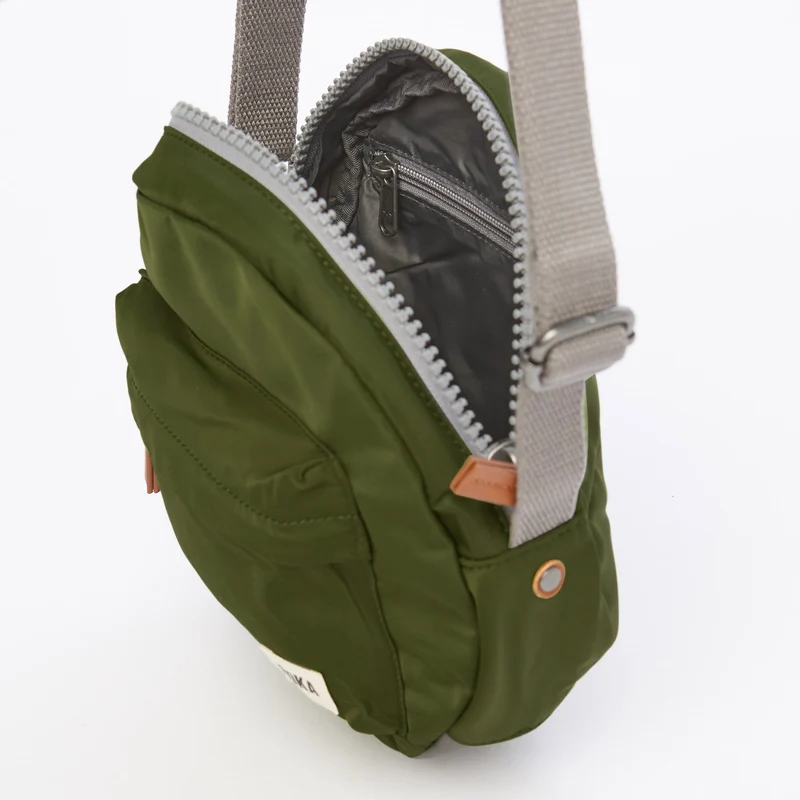 ROKA Paddington B Avocado Kleine Tasche aus recyceltem Nylon