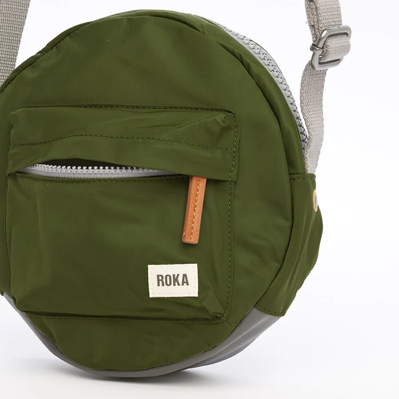ROKA Paddington B Avocado Kleine Tasche aus recyceltem Nylon