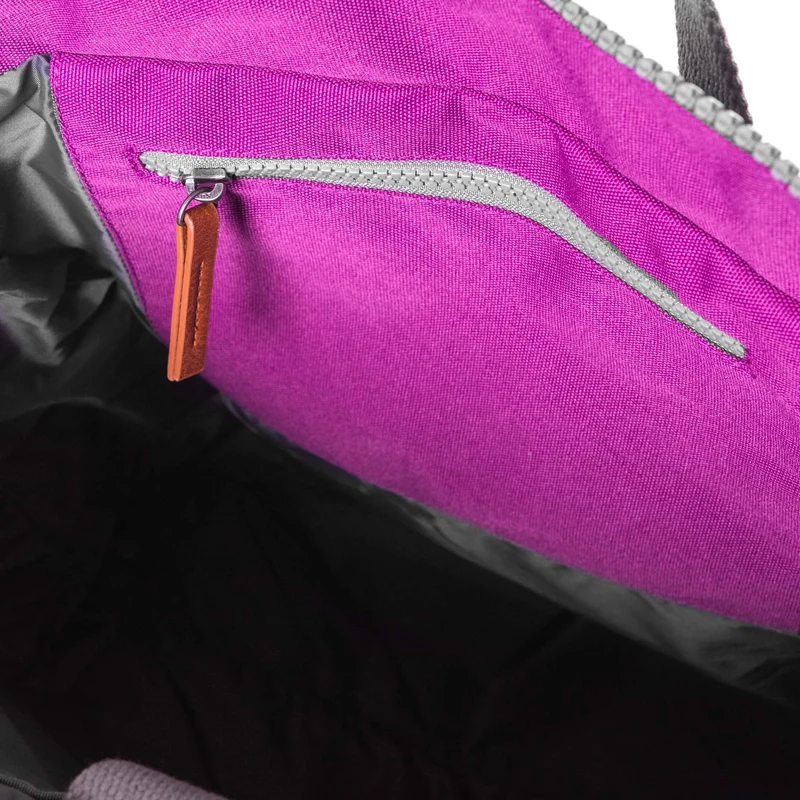 ROKA Bantry B Violet Kleine Tasche aus recyceltem Canvas