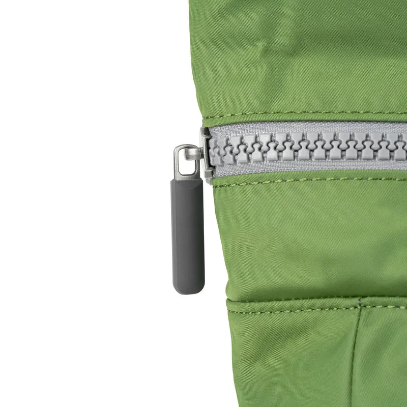 ROKA Kreativer Abfall Canfield B Midnight/Avocado Kleine Tasche aus recyceltem Nylon