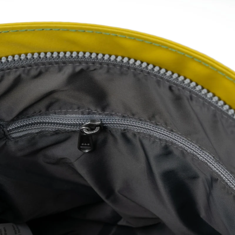 ROKA Kreativer Abfall Kennington B Medium Tasche aus recyceltem Nylon, Edition 4