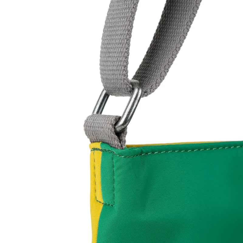 ROKA Kreativer Abfall Kennington B Medium Tasche aus recyceltem Nylon, Edition 4