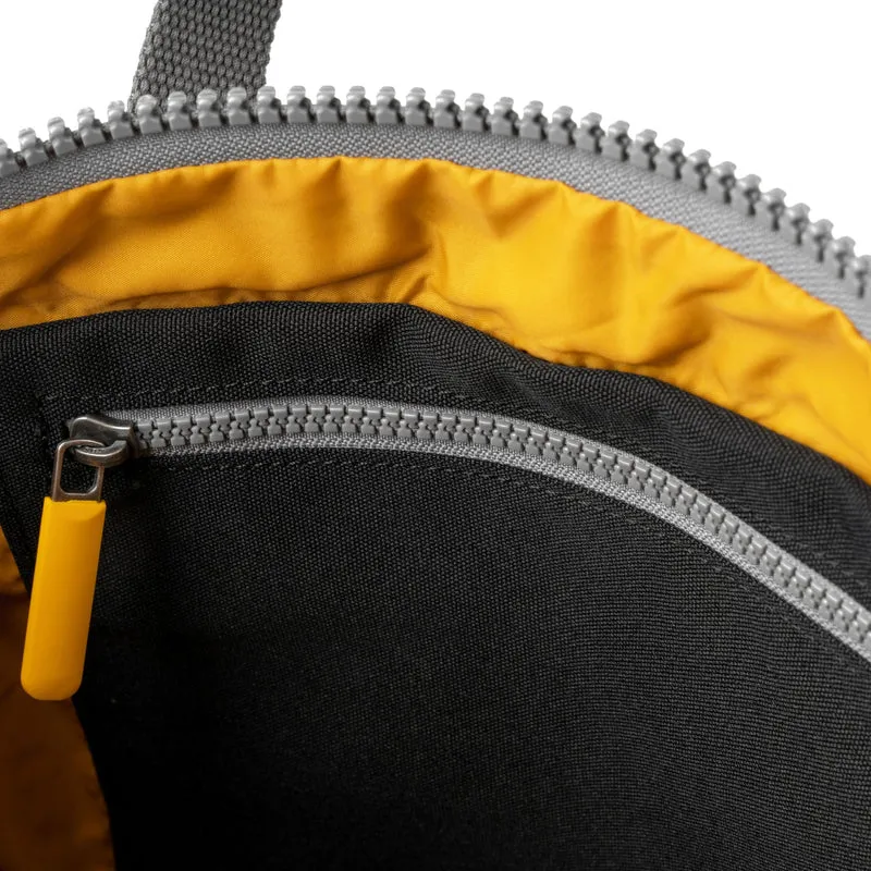 ROKA Gelbes Etikett Canfield B Ash Medium Tasche aus recyceltem Canvas