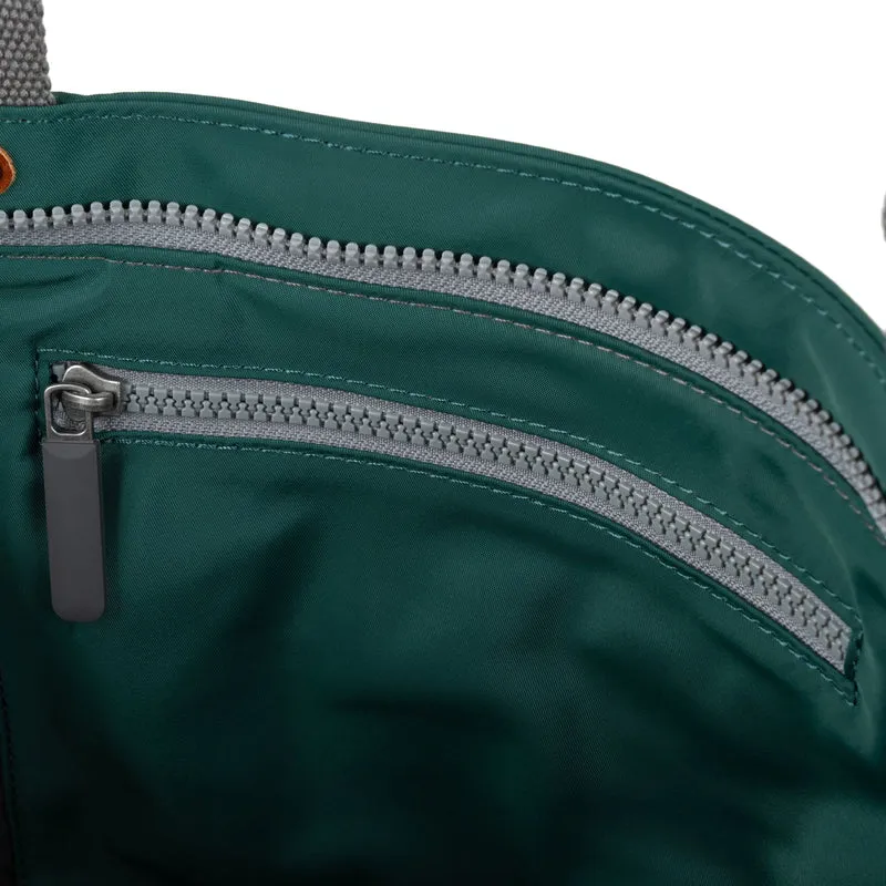 ROKA Trafalgar B Blaugrüne Tasche aus recyceltem Nylon