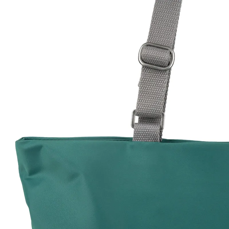 ROKA Trafalgar B Blaugrüne Tasche aus recyceltem Nylon