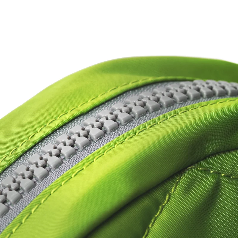 ROKA Paddington Kleine Tasche aus recyceltem Nylon, hellgrün
