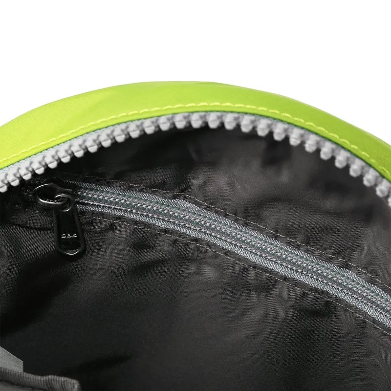 ROKA Paddington Kleine Tasche aus recyceltem Nylon, hellgrün