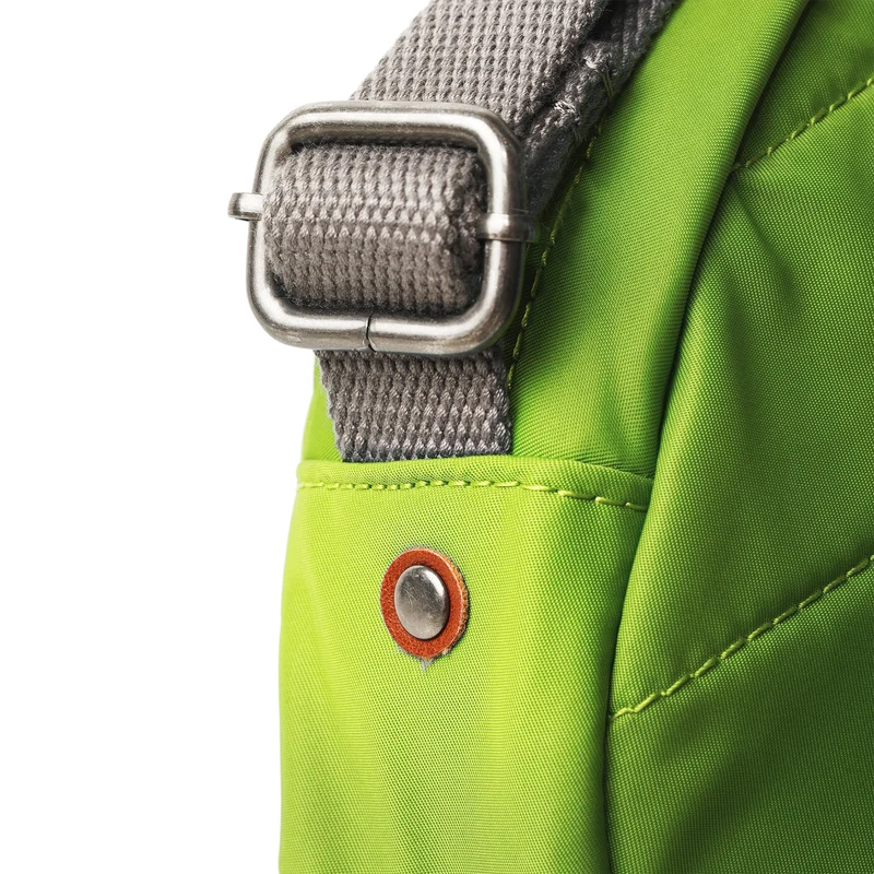 ROKA Paddington Kleine Tasche aus recyceltem Nylon, hellgrün