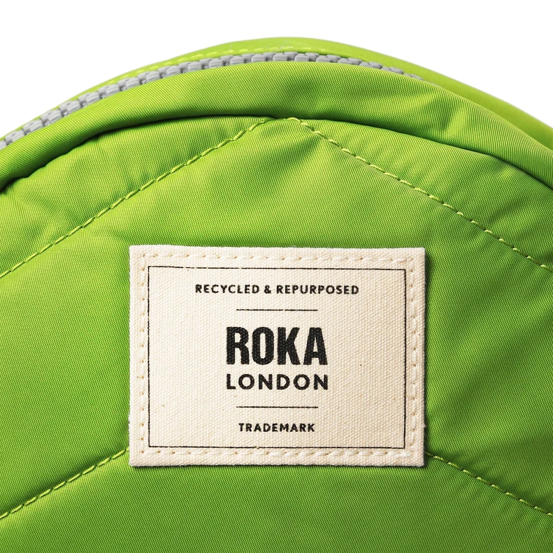 ROKA Paddington Kleine Tasche aus recyceltem Nylon, hellgrün