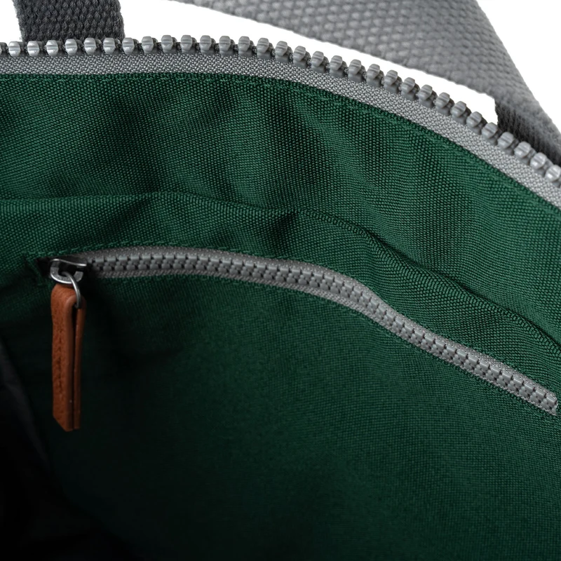 ROKA Bantry B Forest Kleine Tasche aus recyceltem Canvas